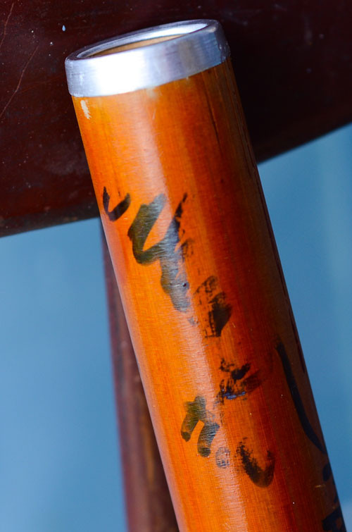 Chiếc điếu cày này có đầy đủ chữ ký của vợ chồng Bằng Kiều -Trizzie Phương Trinh và diva Hồng Nhung. Chiếc điếu cày này có đầy đủ chữ ký của vợ chồng Bằng Kiều -Trizzie Phương Trinh và diva Hồng Nhung.