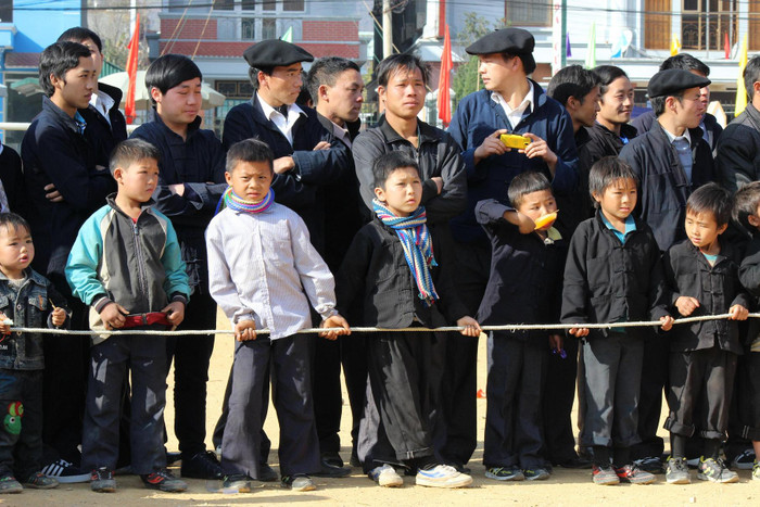 ác em nhỏ cũng náo nức đến xem