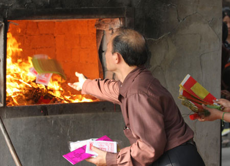 Hóa vàng ngày Tết (Ảnh minh họa)