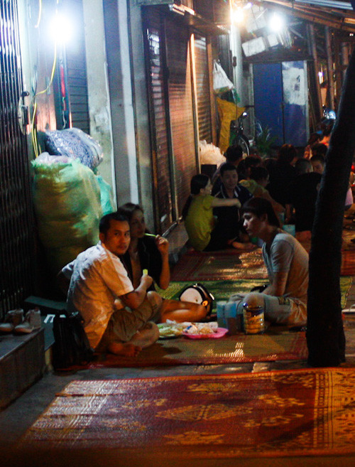 Một lát sau, có 2 người đàn ông lạ mặt xuất hiện và ngồi cùng Diễm Hương. Cả 3 trò chuyện khá vui vẻ. Diễm Hương đã có 1 hình ảnh khác lạ trên phố cổ Hà Nội. (Theo ihay) Một lát sau, có 2 người đàn ông lạ mặt xuất hiện và ngồi cùng Diễm Hương. Cả 3 trò chuyện khá vui vẻ. Diễm Hương đã có 1 hình ảnh khác lạ trên phố cổ Hà Nội. (Theo ihay)