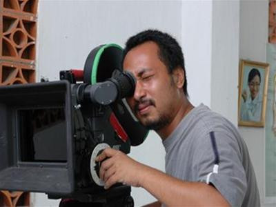 Anh chia sẻ về vụ “chỉnh đốn” thí sinh Idol “đá xéo” thí sinh The Voice:“Sau buổi phát sóng đó, tôi đã nghĩ chi tiết sẽ được báo chí nhấn mạnh nhất chính là hành động đẹp mà Mỹ Tâm đã dành cho thí sinh vì thứ nhất là cô ấy nổi tiếng nhiều hơn tôi, thứ hai đó là hành động hiếm. Dè đâu lại là hành động mắng thí sinh của tôi. Vẻ như lúc này người ta chỉ thích những gì kịch tính, va đập mà ít khi để ý đến việc ai giúp đỡ ai, ai làm được điều gì đó tử tế.” (Theo 2sao) Anh chia sẻ về vụ “chỉnh đốn” thí sinh Idol “đá xéo” thí sinh The Voice:“Sau buổi phát sóng đó, tôi đã nghĩ chi tiết sẽ được báo chí nhấn mạnh nhất chính là hành động đẹp mà Mỹ Tâm đã dành cho thí sinh vì thứ nhất là cô ấy nổi tiếng nhiều hơn tôi, thứ hai đó là hành động hiếm. Dè đâu lại là hành động mắng thí sinh của tôi. Vẻ như lúc này người ta chỉ thích những gì kịch tính, va đập mà ít khi để ý đến việc ai giúp đỡ ai, ai làm được điều gì đó tử tế.” (Theo 2sao)