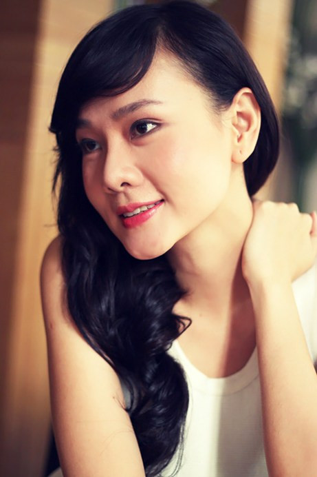 Dương Yến Ngọc chia sẻ về mối tình của người mẫu Hoàng Việt: “Tôi chưa có cơ hội gặp gỡ và nói chuyện cùng Vũ Hoàng Việt. Thật sự tôi rất sốc khi thấy họ công khai tình tứ trên mặt báo như thế. Nhưng tôi hoàn toàn ủng hộ vì không phải người nổi tiếng nào cũng dũng cảm tuyên bố chuyện động trời để rồi bị dư luận soi mói và dòm ngó rất nhiều”. Dương Yến Ngọc chia sẻ về mối tình của người mẫu Hoàng Việt: “Tôi chưa có cơ hội gặp gỡ và nói chuyện cùng Vũ Hoàng Việt. Thật sự tôi rất sốc khi thấy họ công khai tình tứ trên mặt báo như thế. Nhưng tôi hoàn toàn ủng hộ vì không phải người nổi tiếng nào cũng dũng cảm tuyên bố chuyện động trời để rồi bị dư luận soi mói và dòm ngó rất nhiều”.