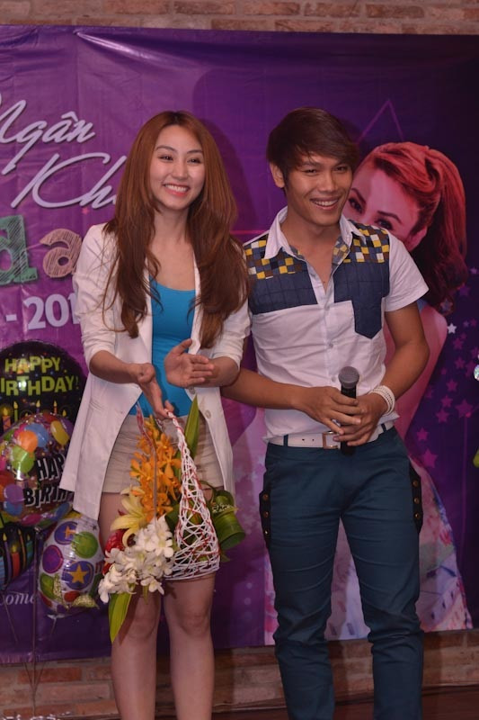 Fan tặng hoa và quà chúc mừng sinh nhật Ngân Khánh. Fan tặng hoa và quà chúc mừng sinh nhật Ngân Khánh.