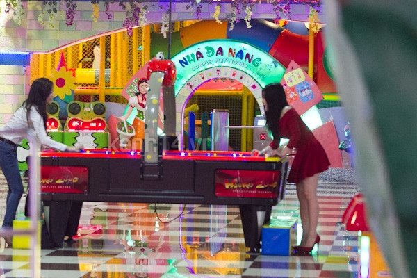 Thí sinh nhỏ tuổi nhất của The Voice còn vui vẻ rủ bạn mình vào khu trò chơi của một trung tâm thương mại lớn của TP. HCM để "quậy" với các trò bắn súng, câu thú nhồi bông, ném bóng... Cô nàng mải chơi vui vẻ đến nỗi không để ý có ống kính phóng viên đang "theo dõi". (Theo Kênh 14) Thí sinh nhỏ tuổi nhất của The Voice còn vui vẻ rủ bạn mình vào khu trò chơi của một trung tâm thương mại lớn của TP. HCM để "quậy" với các trò bắn súng, câu thú nhồi bông, ném bóng... Cô nàng mải chơi vui vẻ đến nỗi không để ý có ống kính phóng viên đang "theo dõi". (Theo Kênh 14)