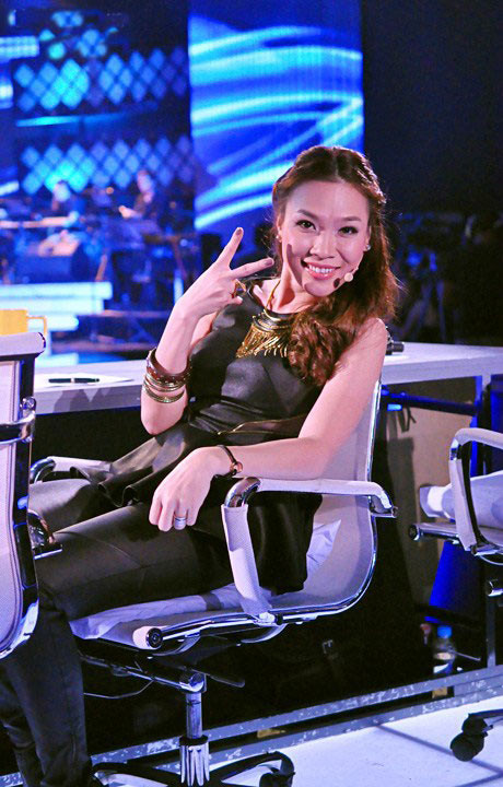 Mỹ Tâm chia sẻ cảm xúc sau phần thi Gala của Vietnam Idol: “Tôi cảm thấy rất thú vị. Mỗi tiết mục đều tạo được cho tôi các cảm xúc rất tốt. Đêm thi đầu tiên các bạn làm được khá ổn. Tôi ấn tượng với từng bạn theo mỗi cách riêng. Quả thật, các bạn khiến chúng tôi hài lòng với sự lựa chọn của mình.” Mỹ Tâm chia sẻ cảm xúc sau phần thi Gala của Vietnam Idol: “Tôi cảm thấy rất thú vị. Mỗi tiết mục đều tạo được cho tôi các cảm xúc rất tốt. Đêm thi đầu tiên các bạn làm được khá ổn. Tôi ấn tượng với từng bạn theo mỗi cách riêng. Quả thật, các bạn khiến chúng tôi hài lòng với sự lựa chọn của mình.”