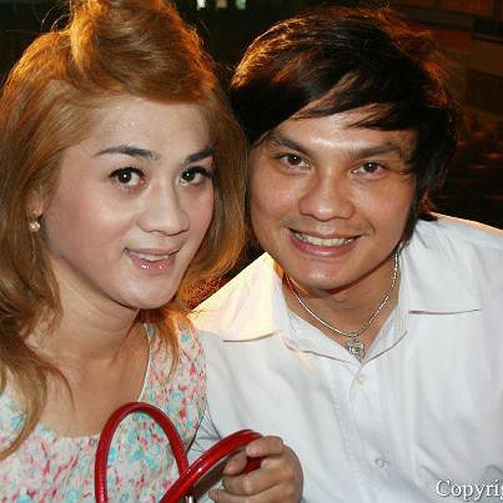 Trong ngày lễ giỗ tổ ngành sân khấu của giới nghệ sĩ tại TP.Hồ Chí Minh tối ngày 27-9, nghệ sĩ cải lương Kim Tiểu Long đã bất ngờ xuất hiện cùng một nữ ca sĩ được giới thiệu tên là Khanh Chi Lâm. Trong ngày lễ giỗ tổ ngành sân khấu của giới nghệ sĩ tại TP.Hồ Chí Minh tối ngày 27-9, nghệ sĩ cải lương Kim Tiểu Long đã bất ngờ xuất hiện cùng một nữ ca sĩ được giới thiệu tên là Khanh Chi Lâm.