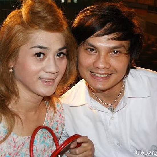 Trong ngày lễ giỗ tổ ngành sân khấu của giới nghệ sĩ tại TP.Hồ Chí Minh tối ngày 27-9, nghệ sĩ cải lương Kim Tiểu Long đã bất ngờ xuất hiện cùng một nữ ca sĩ được giới thiệu tên là Khanh Chi Lâm.