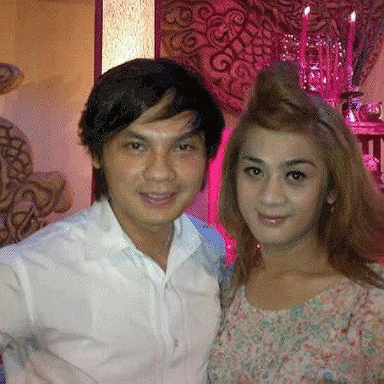 Mặc dù chưa lên tiếng xác nhận thông tin này, nhưng chính Kim Tiểu Long đã thừa nhận, người trong hình cùng mình chính là ca sĩ Lâm Chí Khanh sau khi phẫu thuật chuyển giới. Kim Tiểu Long còn không tiếc lời khen Lâm Chí Khanh, như nói về một cô gái xinh đẹp chưa từng là đàn ông. Mặc dù chưa lên tiếng xác nhận thông tin này, nhưng chính Kim Tiểu Long đã thừa nhận, người trong hình cùng mình chính là ca sĩ Lâm Chí Khanh sau khi phẫu thuật chuyển giới. Kim Tiểu Long còn không tiếc lời khen Lâm Chí Khanh, như nói về một cô gái xinh đẹp chưa từng là đàn ông.