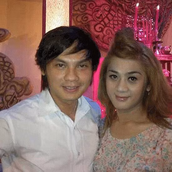 Mặc dù chưa lên tiếng xác nhận thông tin này, nhưng chính Kim Tiểu Long đã thừa nhận, người trong hình cùng mình chính là ca sĩ Lâm Chí Khanh sau khi phẫu thuật chuyển giới. Kim Tiểu Long còn không tiếc lời khen Lâm Chí Khanh, như nói về một cô gái xinh đẹp chưa từng là đàn ông.