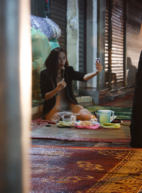 Hoa hậu Thế giới người Việt 2010 Diễm Hương bị bắt gặp đang “lê la” ăn mực nướng vỉa hè phố Hàng Bồ, quận Hoàn Kiếm (Hà Nội). Ban đầu Diễm Hương ngồi ăn một mình, người đẹp vừa ăn vừa có vẻ ngóng trông ai đó và tranh thủ chụp ảnh "tự sướng" bằng điện thoại. Hoa hậu Thế giới người Việt 2010 Diễm Hương bị bắt gặp đang “lê la” ăn mực nướng vỉa hè phố Hàng Bồ, quận Hoàn Kiếm (Hà Nội). Ban đầu Diễm Hương ngồi ăn một mình, người đẹp vừa ăn vừa có vẻ ngóng trông ai đó và tranh thủ chụp ảnh "tự sướng" bằng điện thoại.