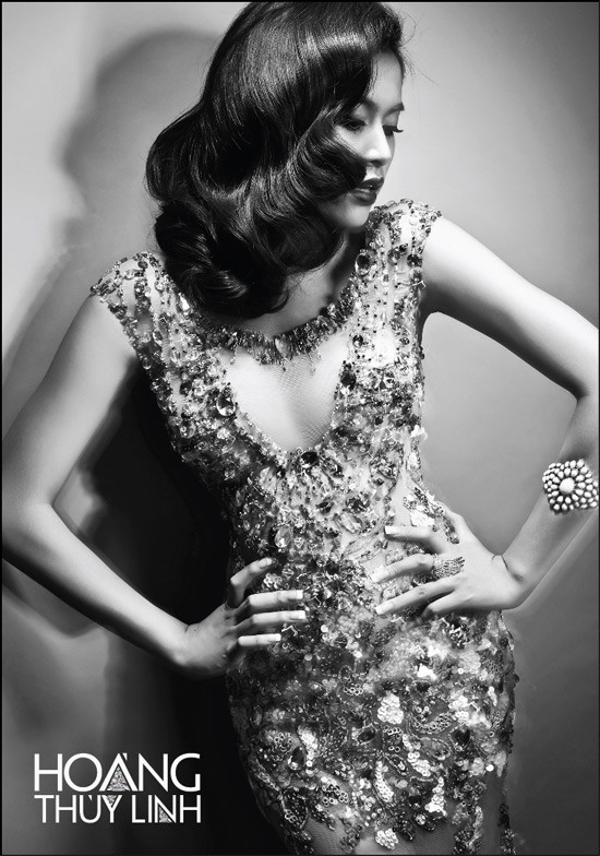 Sau hơn một năm im hơi lặng tiếng và không ít lần hứa hẹn sẽ giới thiệu sản phẩm mới cùng người hâm mộ, Hoàng Thùy Linh đã chính thức tái xuất cùng một phong cách hoàn toàn khác. Sau hơn một năm im hơi lặng tiếng và không ít lần hứa hẹn sẽ giới thiệu sản phẩm mới cùng người hâm mộ, Hoàng Thùy Linh đã chính thức tái xuất cùng một phong cách hoàn toàn khác.