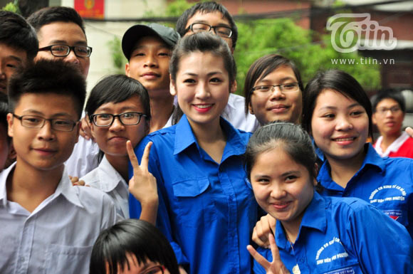 Cùng với các vị đại biểu, Á hậu đã đi bộ quanh hồ Thiền Quang để gây quỹ xây dựng sân chơi cho các em thiếu nhi nghèo tại các xã ngoại thành. Cô liên tục tươi cười với tất cả mọi người và thân thiện chụp ảnh chung với các bạn thanh niên tình nguyện. (Theo Tiin) Cùng với các vị đại biểu, Á hậu đã đi bộ quanh hồ Thiền Quang để gây quỹ xây dựng sân chơi cho các em thiếu nhi nghèo tại các xã ngoại thành. Cô liên tục tươi cười với tất cả mọi người và thân thiện chụp ảnh chung với các bạn thanh niên tình nguyện. (Theo Tiin)