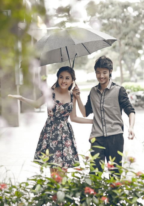 Chị và Hồ Vĩnh Anh đã có một bộ ảnh thật đẹp trong chiều mưa Sài Gòn. Cả hai diễn rất "ngọt" trong vai một cặp tình nhân hạnh phúc. Bộ ảnh đánh dấu sự hợp tác của Vân Trang và Hồ Vĩnh Anh, khi cả hai chuẩn bị ra mắt những dự án chung cùng nhau. (Theo ione) Chị và Hồ Vĩnh Anh đã có một bộ ảnh thật đẹp trong chiều mưa Sài Gòn. Cả hai diễn rất "ngọt" trong vai một cặp tình nhân hạnh phúc. Bộ ảnh đánh dấu sự hợp tác của Vân Trang và Hồ Vĩnh Anh, khi cả hai chuẩn bị ra mắt những dự án chung cùng nhau. (Theo ione)