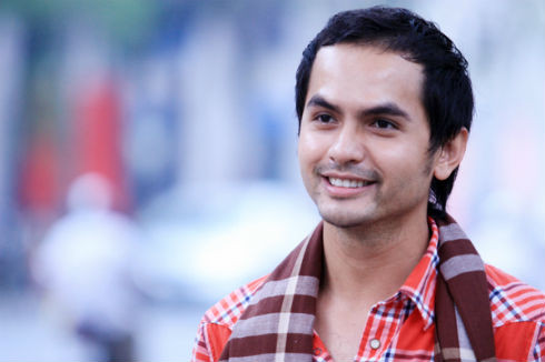 Người mẫu Đức Tiến cho biết quan điểm của anh về chuyện các sao…không thích mặc đồ lót: "Mười mấy tuổi không mặc quần lót, áo ngực thật không biết xấu hổ. Hơn nữa, thử hỏi sau này nhìn những hình ảnh ấy, có người con trai, bố mẹ chồng nào nhận họ về làm dâu. Nhiều người mẫu trẻ cho đấy là hay, là nổi tiếng nên cũng đi theo con đường đó. Tuy nhiên đó là con đường hoàn toàn sai, trong nghề người mẫu gọi đó là đường tắt." Người mẫu Đức Tiến cho biết quan điểm của anh về chuyện các sao…không thích mặc đồ lót: "Mười mấy tuổi không mặc quần lót, áo ngực thật không biết xấu hổ. Hơn nữa, thử hỏi sau này nhìn những hình ảnh ấy, có người con trai, bố mẹ chồng nào nhận họ về làm dâu. Nhiều người mẫu trẻ cho đấy là hay, là nổi tiếng nên cũng đi theo con đường đó. Tuy nhiên đó là con đường hoàn toàn sai, trong nghề người mẫu gọi đó là đường tắt."