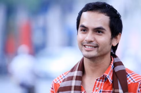 Người mẫu Đức Tiến cho biết quan điểm của anh về chuyện các sao…không thích mặc đồ lót: "Mười mấy tuổi không mặc quần lót, áo ngực thật không biết xấu hổ. Hơn nữa, thử hỏi sau này nhìn những hình ảnh ấy, có người con trai, bố mẹ chồng nào nhận họ về làm dâu. Nhiều người mẫu trẻ cho đấy là hay, là nổi tiếng nên cũng đi theo con đường đó. Tuy nhiên đó là con đường hoàn toàn sai, trong nghề người mẫu gọi đó là đường tắt."