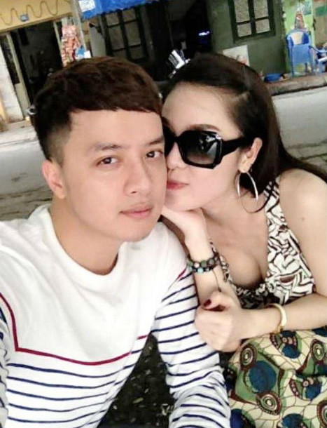 Chị chia sẻ thêm: “Một đám cưới của tôi và Cao Thái Sơn ư? Tại sao không? Nhưng đó chỉ là suy nghĩ, hôn nhân là điều khá xa vời với Quế Vân vào thời điểm này. Hôn nhân sẽ làm xáo trộn cuộc sống hiện tại mà Quế Vân đang cảm thấy rất hạnh phúc. Con đường sự nghiệp vừa mới bắt đầu trở lại, nên tạm thời Quế Vân sẽ gác việc cưới xin sang một bên để tập trung vào công việc trước đã.” (Theo ngoisao.vn) Chị chia sẻ thêm: “Một đám cưới của tôi và Cao Thái Sơn ư? Tại sao không? Nhưng đó chỉ là suy nghĩ, hôn nhân là điều khá xa vời với Quế Vân vào thời điểm này. Hôn nhân sẽ làm xáo trộn cuộc sống hiện tại mà Quế Vân đang cảm thấy rất hạnh phúc. Con đường sự nghiệp vừa mới bắt đầu trở lại, nên tạm thời Quế Vân sẽ gác việc cưới xin sang một bên để tập trung vào công việc trước đã.” (Theo ngoisao.vn)