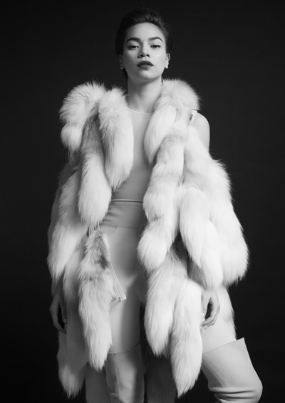 Công Trí may cho Hà Hồ 4 bộ quần áo. Trong đó độc đáo nhất là bộ trang phục như những chiếc đuôi chồn quấn quanh người nữ ca sĩ. Những chiếc đuôi này được tạo ra bằng sợi nhân tạo được làm kỳ công thời gian dài. Phần hình ảnh mạnh mẽ, cá tính này nói lên sự nổi loạn bên trong của một người sâu sắc. Tính cách đó khó có thể diễn tả bằng lời, chỉ cảm nhận bằng trái tim và lý trí. Đây cũng là ý tưởng chung cho cả single của Hồ Ngọc Hà. (Theo VnE) Công Trí may cho Hà Hồ 4 bộ quần áo. Trong đó độc đáo nhất là bộ trang phục như những chiếc đuôi chồn quấn quanh người nữ ca sĩ. Những chiếc đuôi này được tạo ra bằng sợi nhân tạo được làm kỳ công thời gian dài. Phần hình ảnh mạnh mẽ, cá tính này nói lên sự nổi loạn bên trong của một người sâu sắc. Tính cách đó khó có thể diễn tả bằng lời, chỉ cảm nhận bằng trái tim và lý trí. Đây cũng là ý tưởng chung cho cả single của Hồ Ngọc Hà. (Theo VnE)