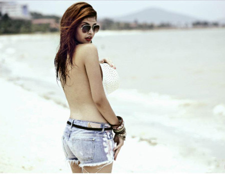 Và mới đây nhất, Andrea lại khiến người hâm mộ "sốt sình sịch" với bức ảnh bán nude của cô trên bãi biển. Có lẽ, Andrea đã thực sự "lột xác": Từ hình ảnh hồn nhiên, trong sáng tới gợi cảm và tai tiếng. Và mới đây nhất, Andrea lại khiến người hâm mộ "sốt sình sịch" với bức ảnh bán nude của cô trên bãi biển. Có lẽ, Andrea đã thực sự "lột xác": Từ hình ảnh hồn nhiên, trong sáng tới gợi cảm và tai tiếng.