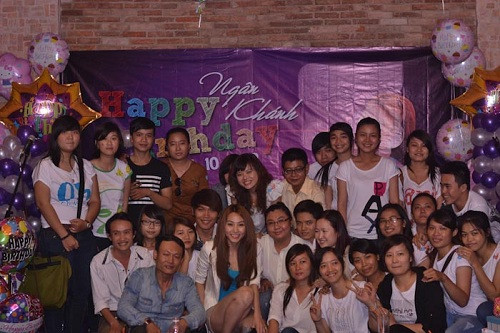 Đến tham dự chương trình mới thấy fan hâm mộ Ngân Khánh gồm nhiều lứa tuổi và tầng lớp trong xã hội, có một vài bạn tại Cần Thơ cũng bắt xe xuống chung vui nữ ca sĩ. Đến tham dự chương trình mới thấy fan hâm mộ Ngân Khánh gồm nhiều lứa tuổi và tầng lớp trong xã hội, có một vài bạn tại Cần Thơ cũng bắt xe xuống chung vui nữ ca sĩ.