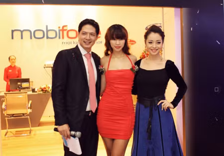 Cựu người mẫu Bình Minh dẫn hai người đẹp Hà Anh và Jennifer Phạm vào tham dự khai trương một cửa hàng kiểu mẫu concept store của một nhà mạng viễn thông tại Trung tâm thương mại Vincom A (TP.HCM).