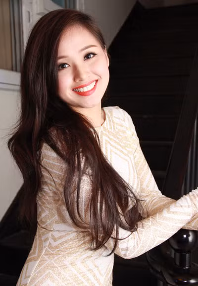 Tâm Tít tươi cười rạng rỡ, khuôn mặt sáng và ăn ảnh của cô thu hút ống kính khi tham gia buổi ra mắt phim "Bí mật của ngày mai" diễn ra vào tối 1/11, tại TP HCM.