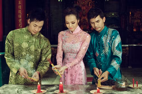 Người mẫu tài năng Phạm Thành (trái), Top 10 siêu mẫu Việt Nam Kiều Ngân đã gặp siêu mẫu Đức Tiến (phải) tại chùa Thiên Hậu, quận 5 (TP.HCM). Cả 3 đều lên chùa để cầu an.