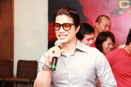 Dustin Nguyễn chia sẻ về nhan đề bộ phim đầu tay – “Lửa Phật”: “Đó là câu chuyện của những vị chiến tăng. Họ không hẳn là sư vì họ không còn đi tu trong chùa, nhưng họ cũng không phải người thường vì họ ở ẩn trên núi. Họ như những người hùng bình dị và không ai biết đến, nhưng khi làng mạc quê hương bị giặc giã xâm lược, họ phải xuống núi để bảo vệ đất nước, dù mỗi người đều biết khi đã nhúng tay vào máu sẽ khó quay lại. Nếu họ không dám vượt qua thử thách này, những ngọn lửa bên trong sẽ đốt cháy họ. Lửa phật là thế.”