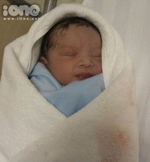 Bé chào đời vào khoảng 12h, nặng 2,65kg và được sinh mổ. Các bác sĩ cho biết, hiện tại, sức khỏe của nữ ca sĩ đã ổn định. Trước tin vui này, bạn bè, đồng nghiệp và các fan đã liên tục gửi lời chúc mừng đến thành viên nhỏ mới chào đời của cặp đôi. (Theo ione)