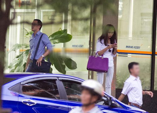 Trước đó, cũng tại sân bay với phong cách tương tự, Hà Tăng trông có phần nổi bật hơn với quần kẻ sọc và chiếc túi màu tím bắt mắt. Đây chính là một trong những mẫu túi mới của Dior. Trước đó, cũng tại sân bay với phong cách tương tự, Hà Tăng trông có phần nổi bật hơn với quần kẻ sọc và chiếc túi màu tím bắt mắt. Đây chính là một trong những mẫu túi mới của Dior.