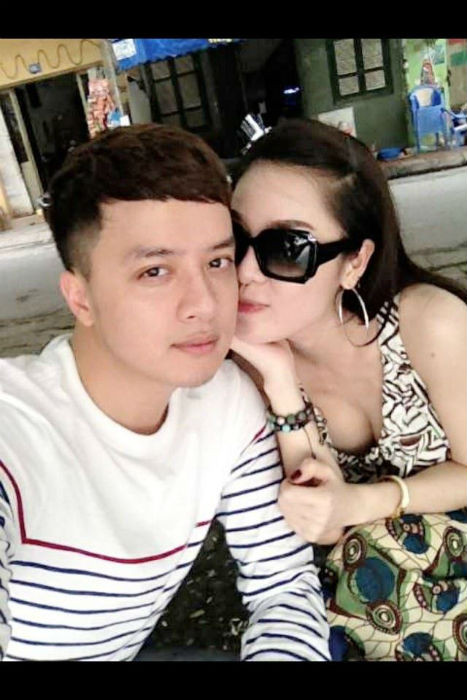 Anh cho biết thêm về tình cảm giữa mình và Quế Vân: “Chẳng biết tình cảm chúng tôi có phải tình yêu hay không nhưng tôi biết rằng, mọi thứ xung quanh cô ấy tôi hiểu và có thể chia sẻ được cùng tôi. Đôi khi, không phải yêu đã là hiểu nhau đâu. Chỉ là bạn thôi nhưng hiểu nhau cũng đáng quý và trân trọng hơn rất nhiều so với một tình yêu mà không có đích đến. Hiện tại chúng tôi có những điểm chung để mang lại những niềm vui trong cuộc sống. Tôi yêu quý cô ấy và ngược lại. Tuy nhiên, yêu quý ở đây không có nghĩa là yêu nhé (cười)! Nó cao quý hơn yêu rất nhiều.” (Theo Tiin)