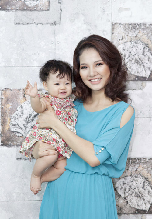 Trần Thị Quỳnh thích thú mỗi khi kể về con gái yêu. "Con gái ra đời, cuộc sống có rất nhiều thay đổi. Bận rộn hơn nhưng vui hơn. Tôi đã chuẩn bị sẵn tinh thần làm mẹ và thấy mình đã làm tốt," hoa hậu xinh đẹp chia sẻ. (Theo Eva)