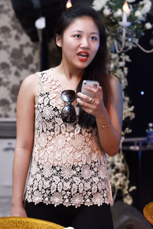 Và đến đầu tháng 10 vừa qua, trong buổi tập cho liveshow của Dương Triệu Vũ, Văn Mai Hương thực sự gây sốc với thân hình "phát tướng" trong chiếc áo ren xuyên thấu.