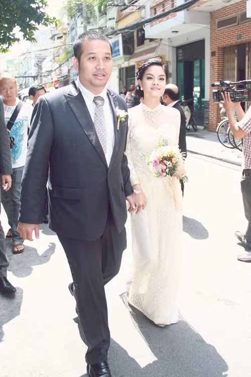 Suốt 10 năm yêu nhau trong bí mật, khi cặp đôi Quỳnh Anh, Quang Huy bất ngờ công khai mối quan hệ và tuyên bố tổ chức đám cưới, nhiều anh em, nghệ sĩ trong nghề đều cảm thấy bất ngờ và bày tỏ sự ngưỡng mộ trước sự gắn kết bền vững của cả hai.