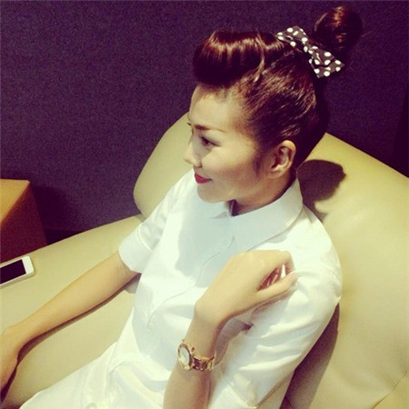 Chị trải lòng: “Trong mỗi người phụ nữ đều hiện hữu sự cô đơn. Với người làm nghệ thuật thì càng nhạy cảm hơn nữa. Tôi thấy mình cô đơn nhiều nhất mỗi khi lái xe trên đường về. Khi chỉ còn một mình, cảm giác cô đơn thường tìm đến. Nhưng biết sao được, bởi vì mình đã lựa chọn cuộc sống này, tính cách này.” (Theo Fashion)