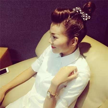 Chị trải lòng: “Trong mỗi người phụ nữ đều hiện hữu sự cô đơn. Với người làm nghệ thuật thì càng nhạy cảm hơn nữa. Tôi thấy mình cô đơn nhiều nhất mỗi khi lái xe trên đường về. Khi chỉ còn một mình, cảm giác cô đơn thường tìm đến. Nhưng biết sao được, bởi vì mình đã lựa chọn cuộc sống này, tính cách này.” (Theo Fashion)