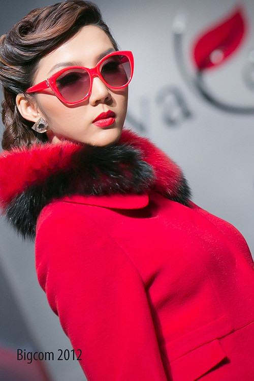 Chị cho biết thêm: “Hiện tại tôi khá hài lòng với cuộc sống của mình, hay nói đúng hơn là tôi tự hào về mình. Tôi có những trải nghiệm thú vị trong nghề nghiệp, từ những va vấp, mối quan hệ, những yêu thương do mọi người mang đến cho tôi. Thực sự, với một cô gái 25 tuổi thì tôi nghĩ chẳng còn gì thú vị hơn nữa.” (Theo Cảnh sát toàn cầu)