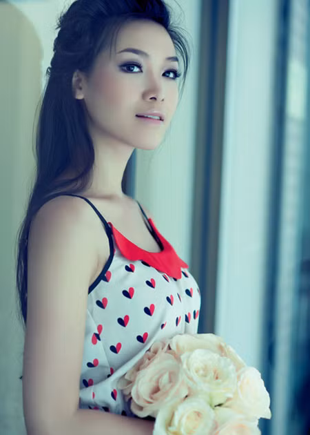 Hình ảnh trong sáng, dịu dàng của Thùy Dung trong bộ ảnh mới khiến người hâm mộ không khỏi ‘bần thần’. (Theo Đất Việt)