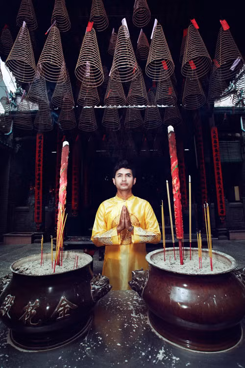 Đức Tiến chia sẻ: “Vừa qua showbiz Việt trải qua nhiều scandal. Chính vì thế, tôi quyết lên chùa cầu bình an cho chính bản thân cũng như showbiz không còn nhiều tai tiếng nữa". (Theo Zing)