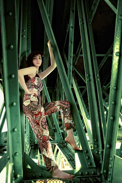 Kiểu jumpsuit mới ống quần suôn chữ A và phần thân áo khoét lưng giúp khoe vóc dáng thanh mảnh. Hòa hợp với những bộ trang phục đang mặc, Trang Nhung diễn tả những cảm xúc lúc mong manh, khao khát chở che, khi ưu tư, thâm trầm. (Theo VnE)