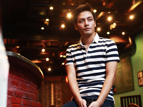 MC Phan Anh chia sẻ nguyên nhân từ chối làm MC Hoa hậu Thế giới 2013: “Tôi quan niệm thế này, ở đời mình phải biết mình là ai. Bản thân tôi cũng thấy đây là cơ hội tốt nhưng lại vượt quá khả năng của mình. Vấn đề tôi gặp phải lúc này là ngôn ngữ. Chuyện giao tiếp bằng tiếng Anh ngoài đời và công việc chuyển tải thông tin, tạo không khí giao lưu với khán giả tại sự kiện lớn như Hoa hậu Thế giới là hai chuyện hoàn toàn khác nhau. Tôi nghĩ phải mất 5 năm ra nước ngoài sống mới đủ tự tin đáp ứng được công việc MC bằng ngoại ngữ. Thế nên, dù tiếc lắm nhưng tôi cũng không dám “liều”.