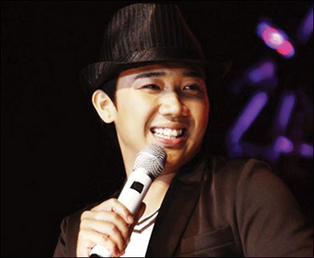 Về chuyện riêng, anh cho biết: “Nếu bây giờ người ta chịu cho cưới thì tôi sẽ cưới thôi. Tôi đã có sự nghiệp vững chắc rồi, không nói quá giàu nhưng đã đủ nền tảng. Với điều kiện tôi phải gặp được người bạn gái tốt, đàng hoàng, đủ cho tôi đặt niềm tin. Hôn nhân là sự ràng buộc giữa hai con người, phải đồng nhất về tư tưởng và cách cư xử mới ở với nhau được. Tôi thích bạn gái biết lắng nghe theo cả nghĩa đen lẫn nghĩa bóng, nghĩa là khi người ta đã “lắng” rồi, thì “nghe” mới hiểu.” (Theo Mốt&Cuộc sống)