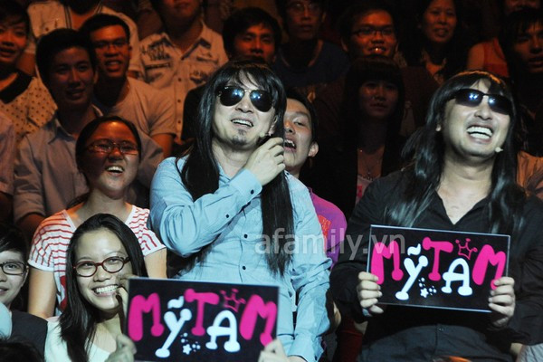 2 giám khảo Quốc Trung, Quang Dũng đã tìm cách để gây bất ngờ cho khán giả và họ đã thành công. Trong khi cả hội trường còn đang "nhốn nháo" vì không biết 2 vị giám khảo đáng kính đang mất tích ở đâu thì họ bất ngờ xuất hiện ở khu vực trung tâm fan của Mỹ Tâm. Cả 2 đội tóc giả dài màu đen và đeo kính như những Rocker quốc tế nổi tiếng.