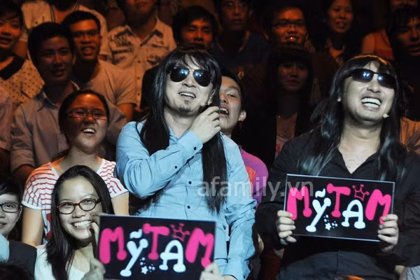 2 giám khảo Quốc Trung, Quang Dũng đã tìm cách để gây bất ngờ cho khán giả và họ đã thành công. Trong khi cả hội trường còn đang "nhốn nháo" vì không biết 2 vị giám khảo đáng kính đang mất tích ở đâu thì họ bất ngờ xuất hiện ở khu vực trung tâm fan của Mỹ Tâm. Cả 2 đội tóc giả dài màu đen và đeo kính như những Rocker quốc tế nổi tiếng.