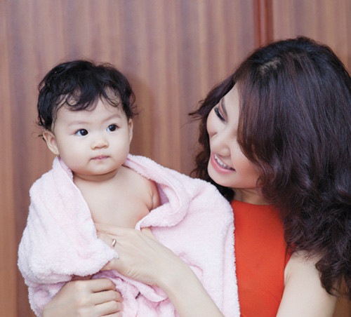 Giành ngôi vị HH Thể Thao 2007, Trần Thị Quỳnh không bước chân vào showbiz như một số người đẹp khác. Vẻ đẹp nổi tiếng này chọn cách yên lặng với cuộc sống bên chồng và cô con gái nhỏ. Xuất hiện bên cô công chúa đáng yêu trong bộ ảnh mới, Trần Thị Quỳnh đẹp mặn mà, vẻ đẹp của "gái một con".