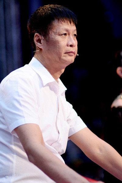 Trong đêm thi "Thử thách cùng bước nhảy" diễn ra vào thứ bảy tuần này (3/11), đạo diễn Lê Hoàng sẽ ngồi "ghế nóng" cùng hai giám khảo chuyên môn Chí Anh và Tuyết Minh. Lê Hoàng từng có kinh nghiệm chấm Bước nhảy hoàn vũ và Ngôi nhà âm nhạc - là những cuộc thi có yếu tố nhảy, múa, khiêu vũ. Nhiều khán giả thích lối bình luận dí dỏm nhưng rất sâu sắc của vị đạo diễn này. Trong đêm thi "Thử thách cùng bước nhảy" diễn ra vào thứ bảy tuần này (3/11), đạo diễn Lê Hoàng sẽ ngồi "ghế nóng" cùng hai giám khảo chuyên môn Chí Anh và Tuyết Minh. Lê Hoàng từng có kinh nghiệm chấm Bước nhảy hoàn vũ và Ngôi nhà âm nhạc - là những cuộc thi có yếu tố nhảy, múa, khiêu vũ. Nhiều khán giả thích lối bình luận dí dỏm nhưng rất sâu sắc của vị đạo diễn này.