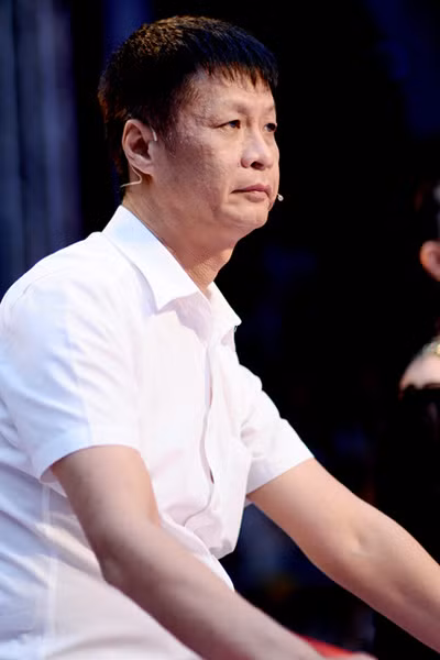 Trong đêm thi "Thử thách cùng bước nhảy" diễn ra vào thứ bảy tuần này (3/11), đạo diễn Lê Hoàng sẽ ngồi "ghế nóng" cùng hai giám khảo chuyên môn Chí Anh và Tuyết Minh. Lê Hoàng từng có kinh nghiệm chấm Bước nhảy hoàn vũ và Ngôi nhà âm nhạc - là những cuộc thi có yếu tố nhảy, múa, khiêu vũ. Nhiều khán giả thích lối bình luận dí dỏm nhưng rất sâu sắc của vị đạo diễn này.