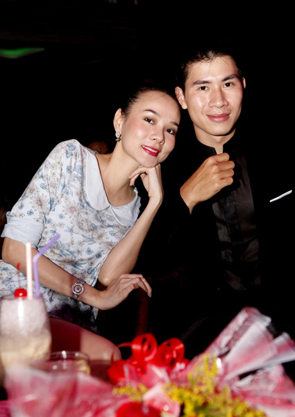 Dương Yến Ngọc hội ngộ ca sĩ Lê Minh Trung trong đêm nhạc. Cô thân mật ghé sát vào anh để chụp ảnh kỷ niệm. Nữ người mẫu tạo dáng e ấp, bẽn lẽn như đang hẹn hò người yêu. (Theo Ngôi sao)