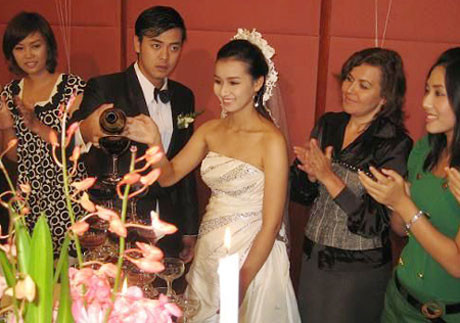 Trước sự săn đón của báo chí, Tuấn Tú ban đầu hơi gượng gạo. Tuy nhiên, chàng trai quen thuộc của chương trình "Chiếc nón kỳ diệu" đã sớm lấy lại bình tĩnh, tự tin và hồ hởi tươi cười bên cô dâu Thanh Huyền.