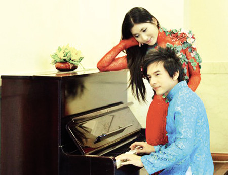 Anh chia sẻ về kịch bản đám cưới: “Tôi thích đám cưới của mình theo một phong cách cổ điển. Sân khấu sẽ là một khán phòng sang trọng theo kiểu Phục Hưng. Khách đến dự đám cưới sẽ “hóa trang” như những ông bà quý tộc đang sắp bước vào một buổi dạ tiệc. Bàn tiệc cũng là một bàn dài và các vị khách sẽ ngồi liền kề nhau để trò chuyện, giao lưu chứ không có tách thành từng bàn riêng. Và mở màn của đám cưới sẽ là một ca sĩ hát opera ra hát bài “Ave Maria”. Lúc này toàn bộ ánh sáng đèn điện sẽ vụt tắt và trong ánh nến lung linh cô dâu chú rể sẽ xuất hiện từ một xích đu giữa vị trí trung tâm của khán phòng.” (Theo GĐXH)