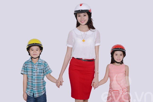 Hoa hậu đã thực hiện bộ hình với các em học sinh tuyên truyền ý thức đội mũ bảo hiểm cũng như quay clip hướng dẫn đội mũ bảo hiểm đúng cách nhằm giúp các em phòng tránh hiểm họa chấn thương vùng đầu khi tham gia giao thông bằng xe gắn máy với người lớn. (Theo Eva)